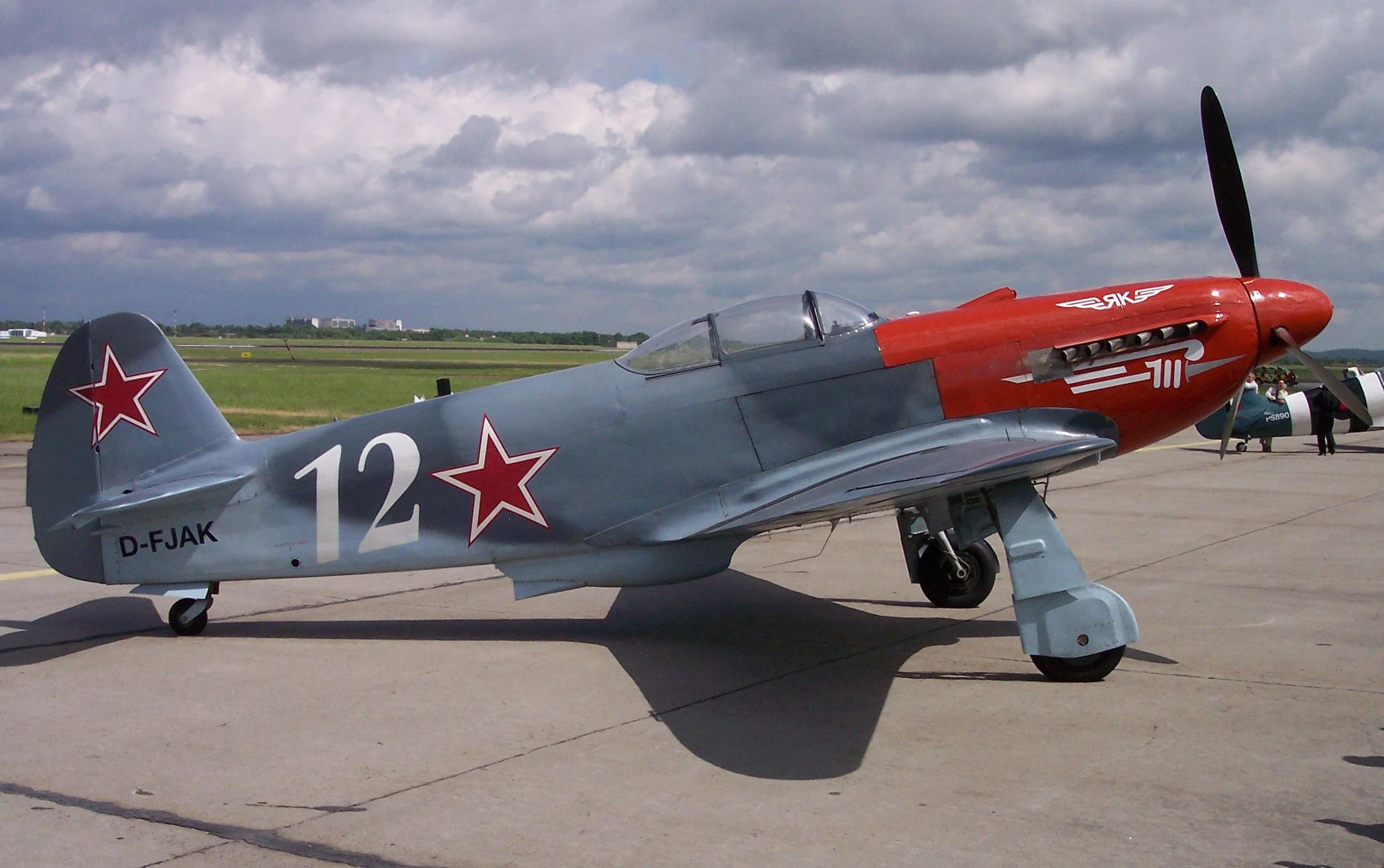 Καταδιωκτικό Yak-3 πέφτει πάνω σε γερανό κατά τη διάρκεια επιδείξεων (βίντεο)